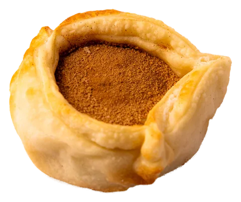 Empanada doce aberta, com as pontas dobradas e o doce de leite coberto de canela