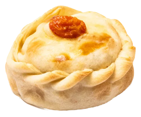 Empanada de ricota redonda, com trança em volta e um tomate assado em cima
